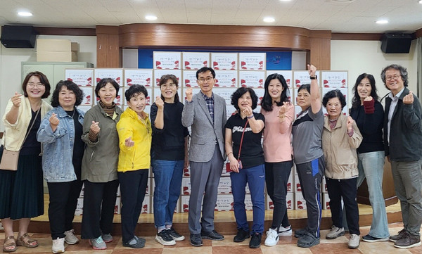 행주동 직능단체는 효(孝)사랑 행복꾸러미를 어르신 가정에 직접 방문해 전달하며 안부를 살피기도 했다.