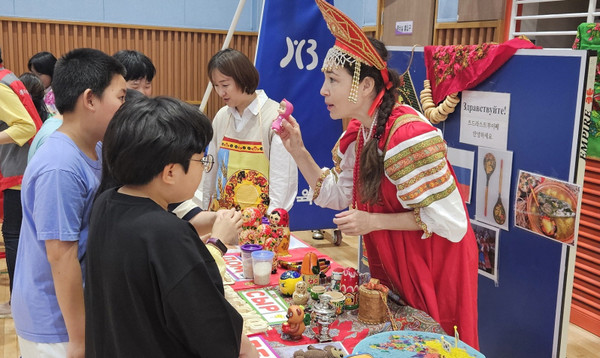 다양한 문화를 체험하는 어린이들.