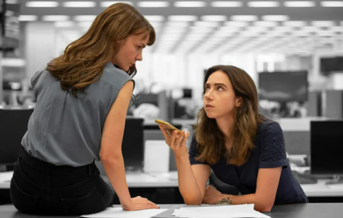 영화 '그녀가 말했다'의 한 장면. 캐리 멀리건(왼쪽)과 조 카잔이 연기한, 캐릭터가 다른 두 여기자의 활약상이  인상적이다. 