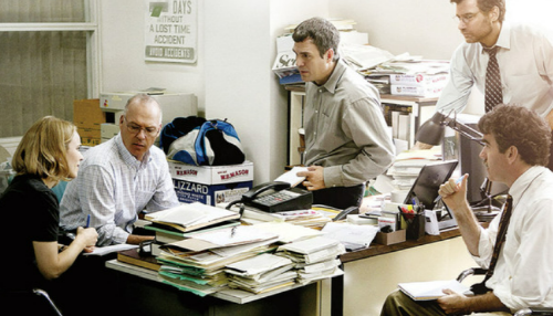 영화 '스포트라이트'의 한 장면. 보스턴글로브지 탐사저널리즘팀의 팀플레이 과정이 흥미진진하게 펼쳐진다. 