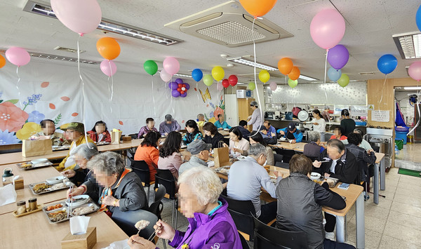 고양시원흥종합사회복지관이 도래울마을 1단지 어버이날 행사 ‘도래울愛 함께해孝’를 열었다.