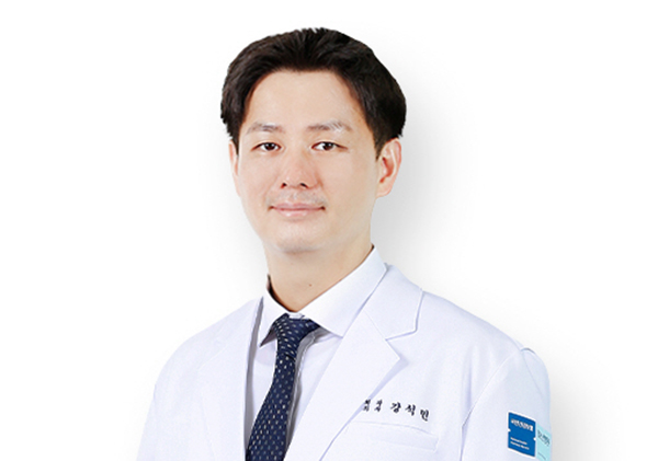 강석민 국민건강보험일산병원 외과 교수는 “갑상선암의 명확한 원인은 아직 잘 밝혀져 있지만, 지금까지 알려진 위험인자가 방사선에 과량 노출된 경우로, 악성 두경부 질환에 대한 방사선 치료 후 갑상선 유두암 발생이 증가하는 것으로 알려져 있다”며 “상대적으로 여성 환자가 많다 보니 미용상 걱정이 많은데, 겨드랑이, 유륜, 경구접근법 등 다양한 방법으로 목에 상처를 내지 않고 갑상선암을 제거할 수 있는 로봇 수술은 미용 측면뿐 아니라 고배율의 입체적인 시야 확보와 로봇팔의 정밀한 조작이 가능해 합병증 위험을 줄일 수 있다”고 말했다. [사진 제공 = 국민건강보험일산병원]