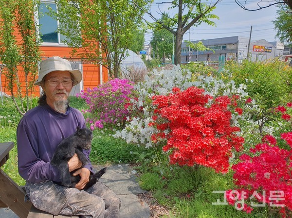 박사장 대표가 태어난 지 1개월 남짓한 아기염소를 안고 있다.