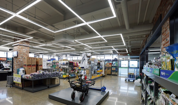 깔끔한 인테리어와 소비자 중심의 동선이 돋보이는 농자재 매장