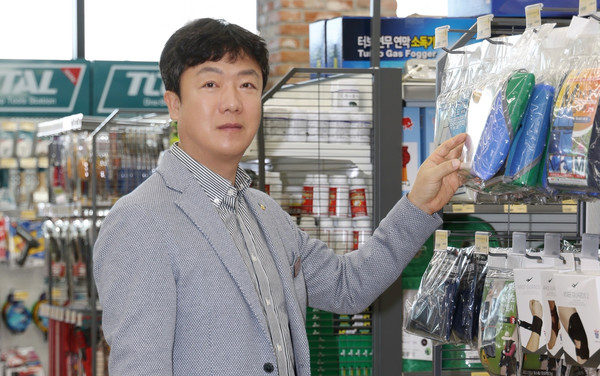 이재선 송포농협 경제사업소 소장. 농업인과의 소통과  정보교류를 통해 매장을 기획 오픈했다.