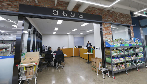 영농삼담실에는 전문 상담사가 상주하고 있어 농업과 관련한 궁금한 점은 전문 상담을 한다.