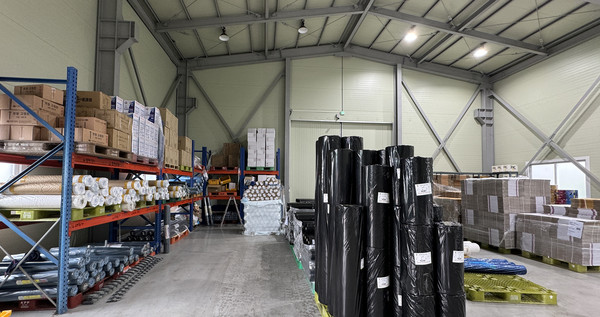 비닐 등의 시설재도 별도의 공간에 준비되어 있다.