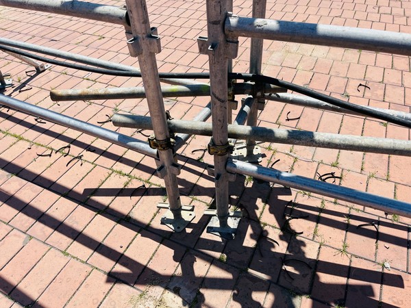 철거된 펜스와 구조물들은 임대한 업체로 돌려주고 일부는 재사용될 예정이다. 