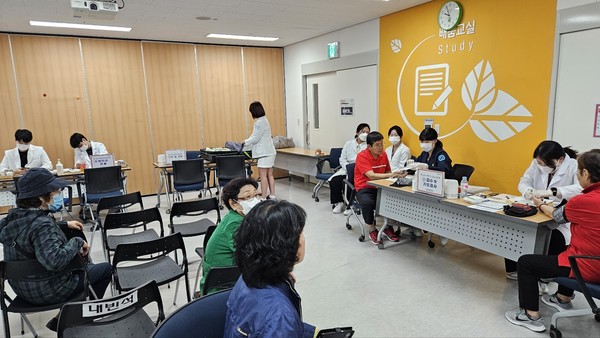 덕양행신종합사회복지관이 의정부병원과 의료취약계층에 상반기 무료이동진료를 진행했다.