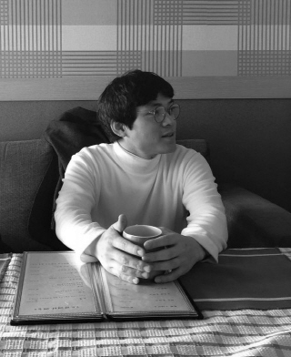 주엽어린이도서관의 2024년 상주작가로 선정된 만화가 정원 작가. 