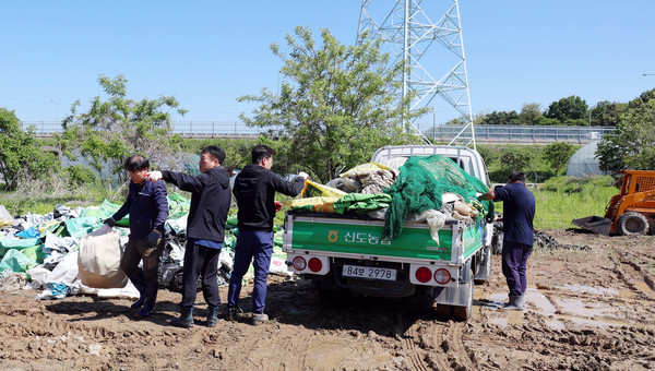 신도농협이 농업인들에게서 수거해 온 농자재를 모으고 있다.