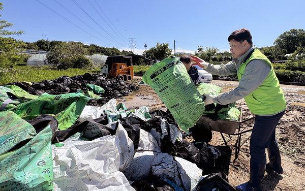홍성규 조합장이 수거된 농자재를 분리하고 있다.