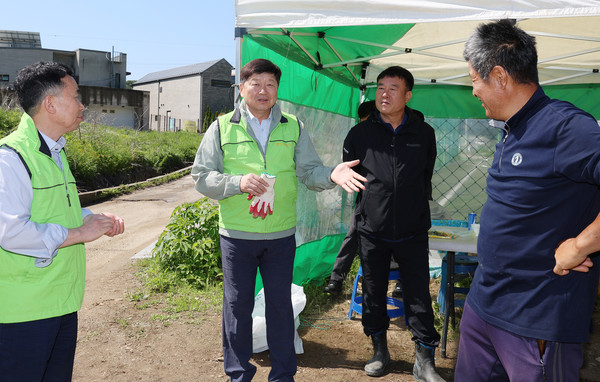 홍성규 조합장이 농민단체와 재활용 관련 이야기를 나누고 있다.