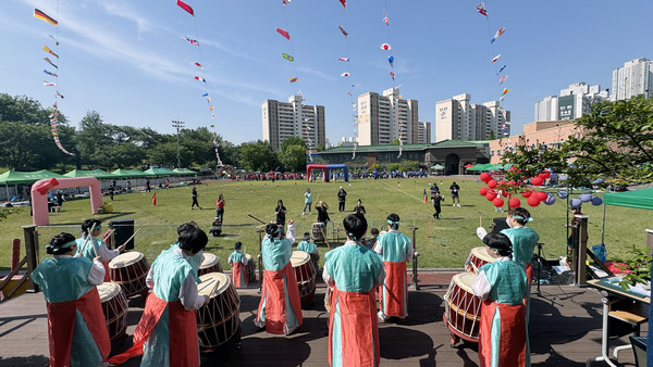  홀트학교 전통 타악기팀의 공연을 시작으로 봄운동회가 열렸다. 