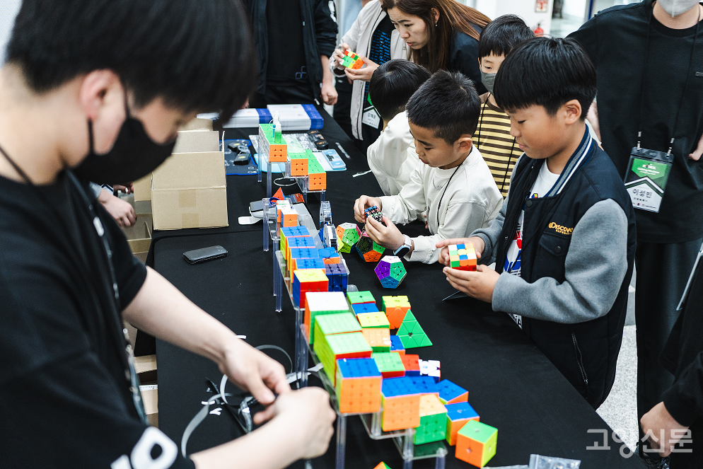 12면체 큐브, 5x5x5 큐브, 6x6x6 큐브, 8x8x8 큐브 등 다양한 큐브를 체험하고 있는 참가자들. [사진제공= 권용재 시의원]