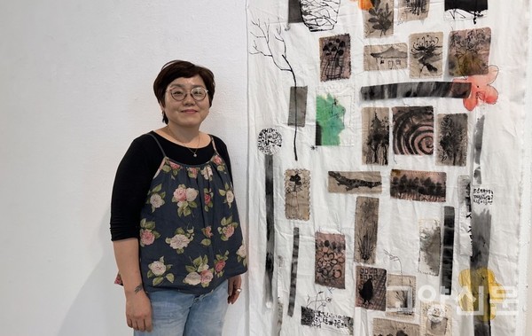 '꿈을 향해' 작품 앞에 선 이순연 고양지부장