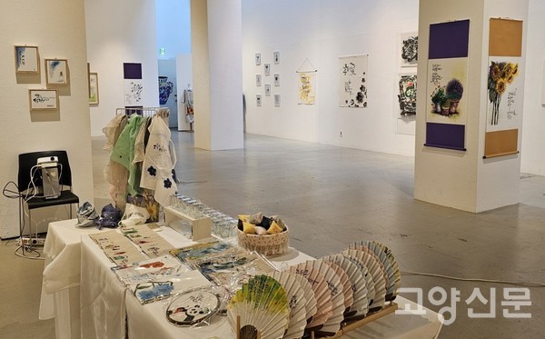 전시장 입구에는 다양한 캘리그라피 굿즈 상품들이 비치되어 있어 구매도 가능하다. [사진제공=이순연]