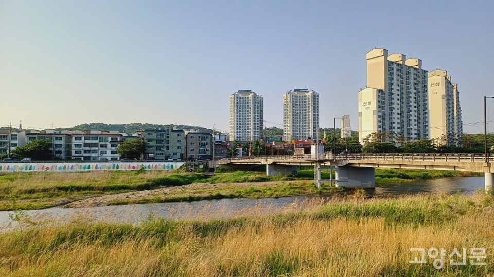 공릉천 건너편에서 바라본 관산동 마을. 중앙의 저층빌라는 80년대 후반에, 오른쪽 신성아파트는 90년대 후반에, 왼쪽 천변길 빌라들은 2000년대 초반에, 중앙의 쌍둥이 고층건물은 2010년대 초반에 각각 건축됐다. 하나의 사진 속에 4개의 시층(時層, 시간의 지층)이 중첩된다.