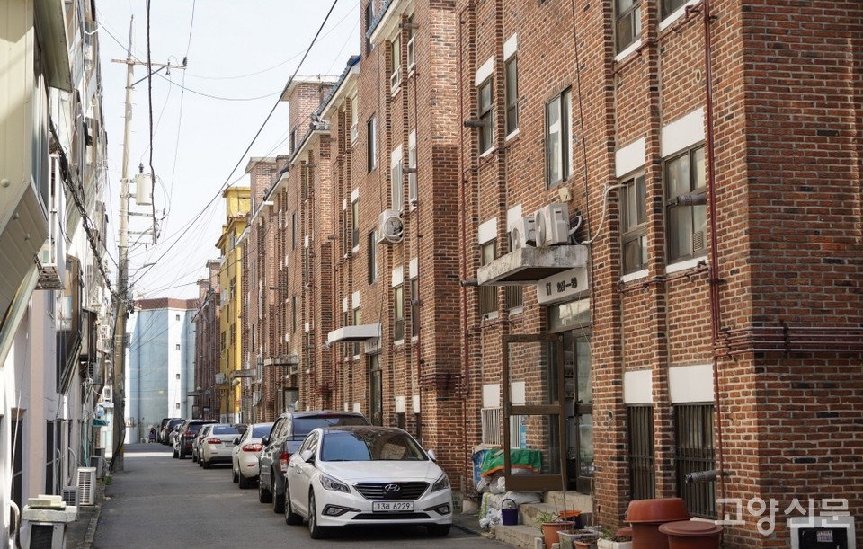기자가 '관산동 파사드'라는 별명을 붙여준 삼성빌라 골목의 풍경. 