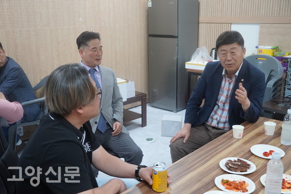 김영식 시의장(오른쪽), 이용 회장(가운데), 홍영훈 사무국장(왼쪽)이 주차장 용도변경에 대한 논의를 하고 있다.