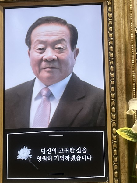 고 이필용 선생은 23년 동안 경로당 총무를 맡아 매일매일 문 열고 닫고, 굳은 일을 도맡아 했다. 선생은 원당골에 집성촌을 이루며 살았던 청주 이씨 집안일도 성실하게 챙겼다. 