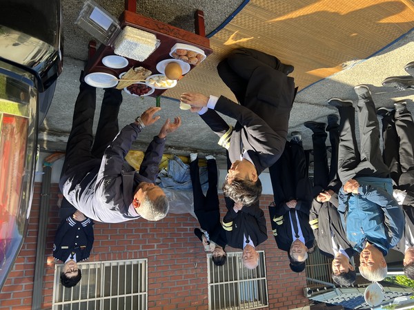 마을노제를 지내는 원당골 주민들. 아들 대하씨가 먼저 술잔을 올리고 있다. 