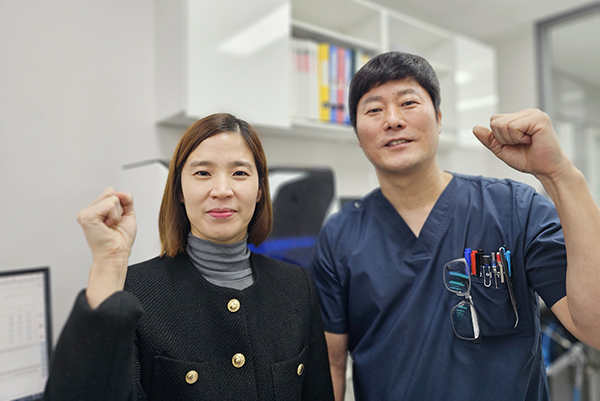 (사진 왼쪽부터) 이혜경 서울치의학교육원 전담 강사와 이주엽 에이원치과기공소(A-one Dental Lab.) 소장은 “치과 치료에서도 아날로그 방식을 대신해 디지털화된 솔루션이나 장비를 사용하는 디지털 덴티스트리가 늘어나는 추세”라며 “익숙하고 편한 아날로그에만 머물지 말고 디지털 덴티스트리라는 시대 변화에 적극적으로 대응해야 할 때”라고 강조했다.