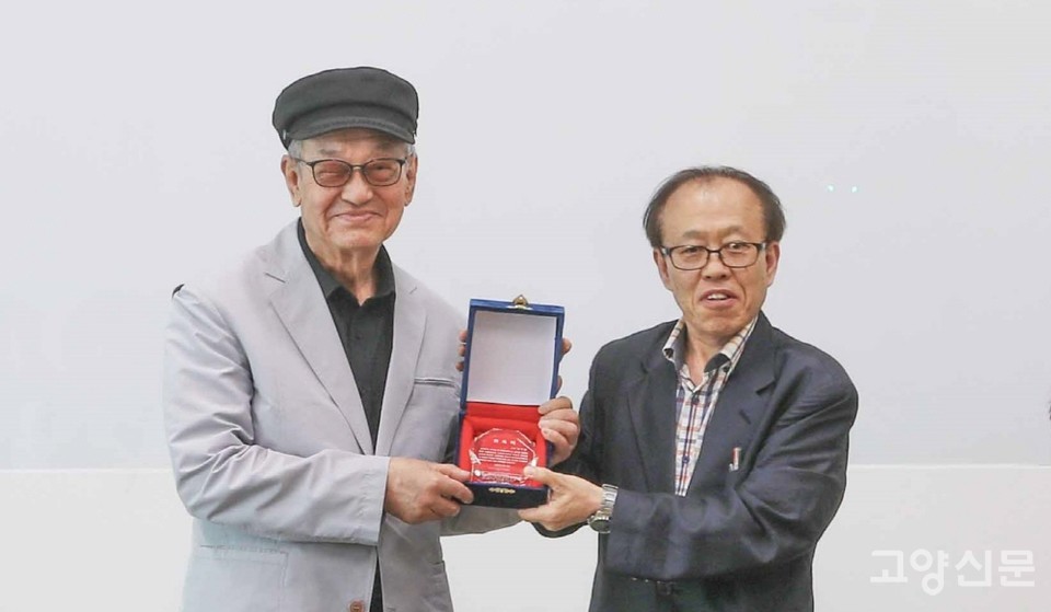 고양작가회의 정수남 이임 회장(원로소설가, 왼쪽)과 문창길 신임 회장(시인). [사진제공=고양작가회의]
