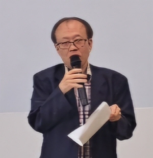 고양작가회의의 새로운 사업계획을 밝히고 있는 문창길 신임회장. [사진제공=고양작가회의]