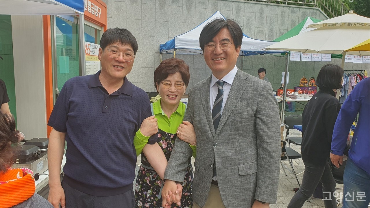 5월11일 내유동커뮤니티센터에서 진행된 나눔바자회 행사에 참석한 김성회 당선인.