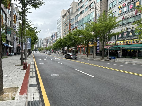 탄현먹자거리(탄현동 1527번지) 도로 재포장 공사를 완료했다.