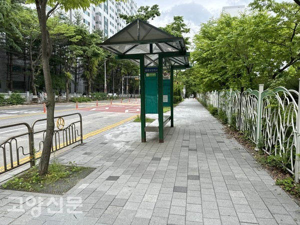 황룡초 앞(탄현동 1517번지) 보도블록을 철거한 후 재설치를 완료했다. [사진제공=일산서구 안전건설과]