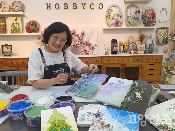 최정아 대표가 요즘 계절에 들판 한가득 피어나는 청보랏빛 수레국화를 작업중에 있다