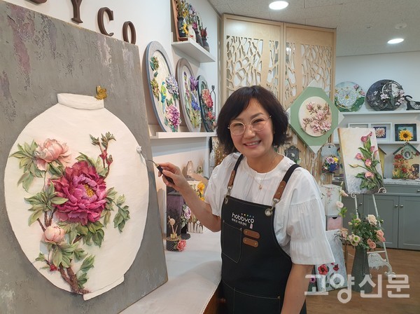 부와 풍요를 상징하는 달항아리와 작약 작품