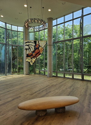 문서현 작가의 '나비' 작품이 설치된 3갤러리 1층. 드라마 '더 글로리'의 명장면을 이곳에서 촬영했다.