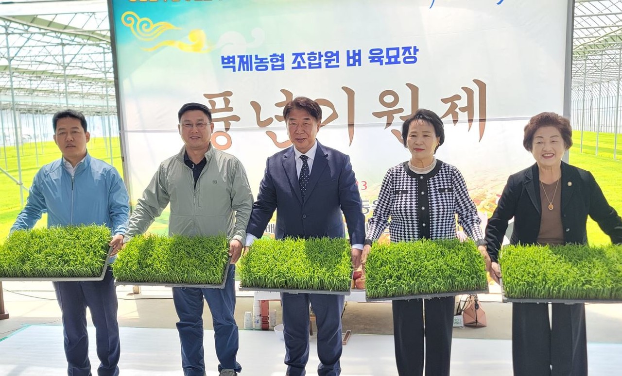 지난 13일 벽제농협 조합원 벼 육묘장 풍년기원제에 참석한 이기헌 당선인(가운데). [사진제공 = 이기헌 당선인 페이스북]