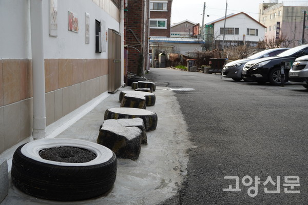 관산동 골목길에서 만난 주차금지석. 보는 순간 감탄사가 나왔을 만큼 형태와 색상이 멋졌다.