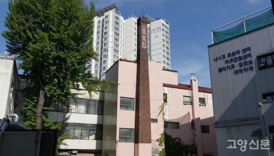 뒷골목에서 바라본 청수사우나의 목욕탕 굴뚝 모습.