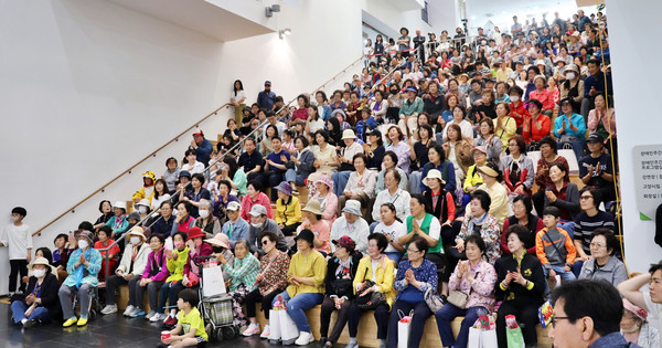 2000여명의 참가자와 함께한 덕양행신종합사회복지관의 '행복벌스데이'.
