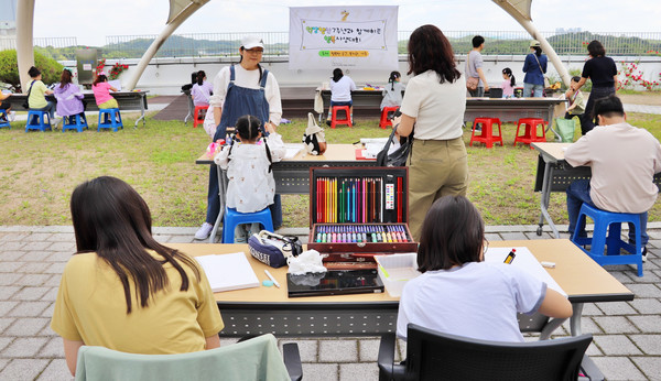 4층 야외정원에서는 ‘행복사생대회’가 진행됐다.