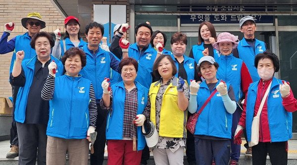 성사2동 주민자치회가 20일 ‘정원과 이웃’ 마을 정원 가꾸기 활동을 했다.