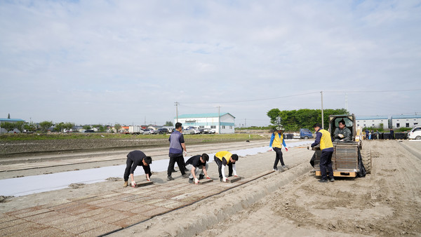 지난 4월 22일 고령농을 위한 못자리에 나선 송포농협과 지역농업 단체들.