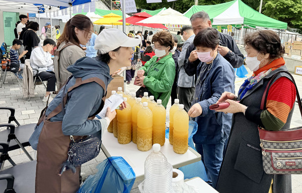 고양시내유동커뮤니티센터가 나눔바자회 ‘봄봄 가족 한마당’ 바자회를 열었다.[ 사진제공=내유동커뮤니티센터]