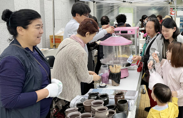 고양시내유동커뮤니티센터 바자회에 시민들이 참여하고 있다.