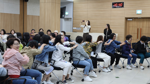 여성대학에서 레크리에이션을 즐기는 수강생들