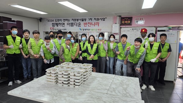 무료급식 봉사후 단체사진을 찍은 '사랑과 용서' 회원들. [사진제공=장애인권익지원협회 고양시지부]