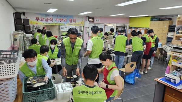 무료급식할 도시락을 포장하는 '사랑과 용서' 회원들. [사진제공=장애인권익지원협회 고양시지부]