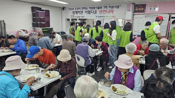 무료급식 봉사를 하는 '사랑과 용서' 회원들. [사진제공=장애인권익지원협회 고양시지부]