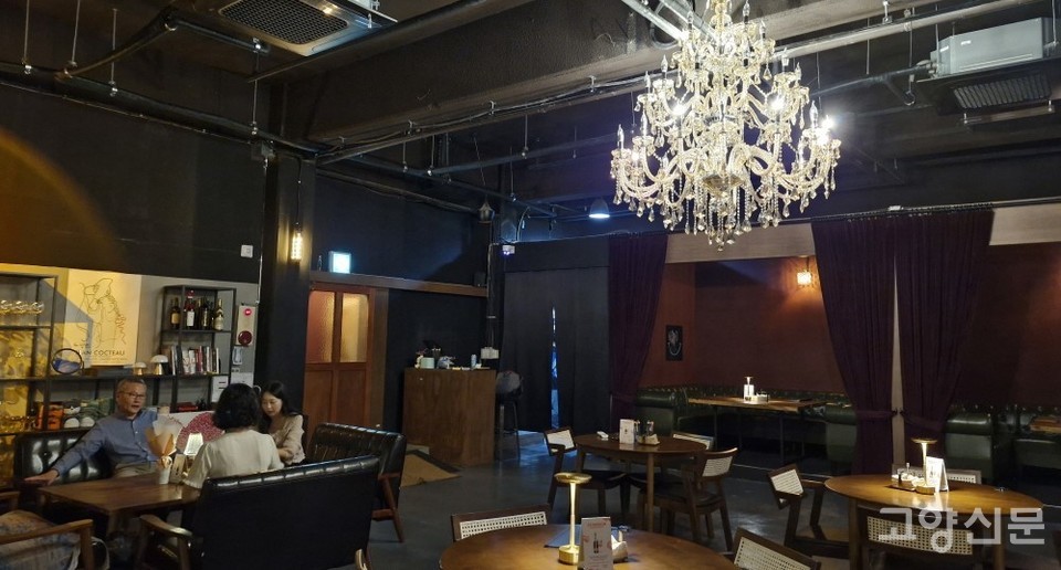 버블린 바에서는 좋아하는 음악을 들으며 칵테일과 와인, 위스키를 마시며 하루를 마무리할 수 있다. 