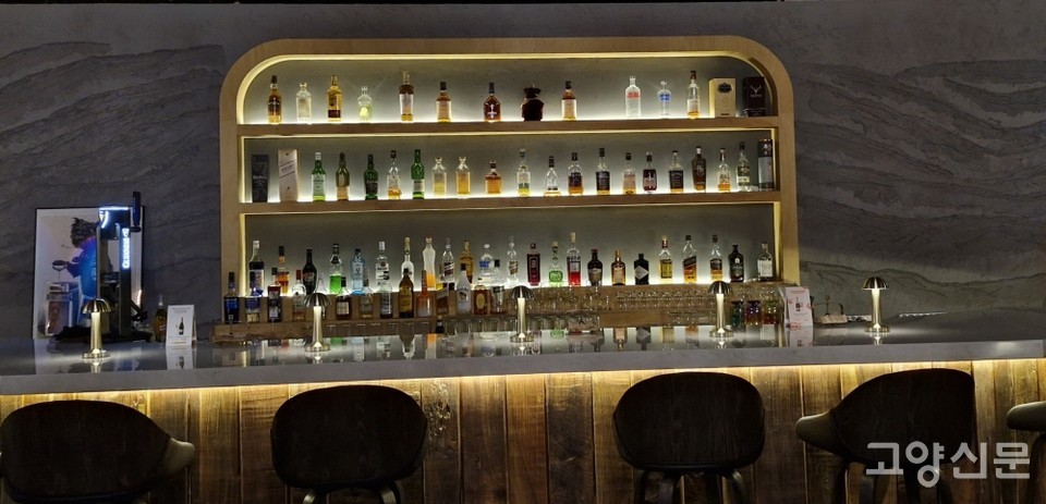 주인장과 이야기를 나누며 나에게 맞는 칵테일이나 와인을 추천받을 수 있는 바 테이블. 